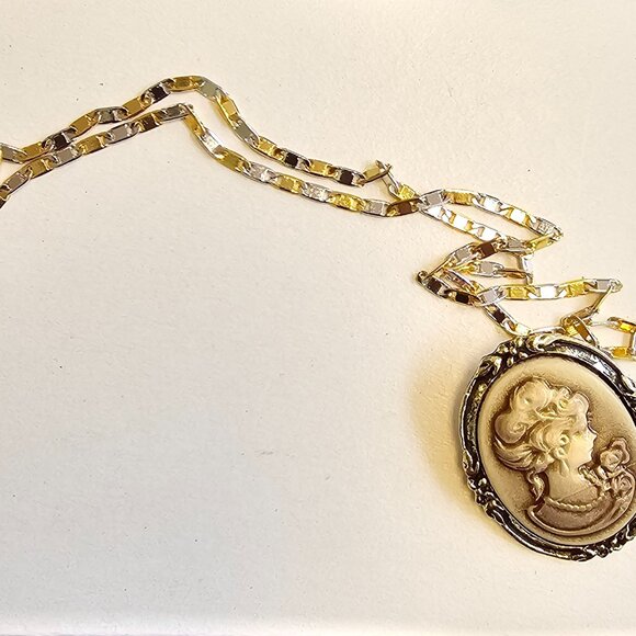 Gorgeous Cameo Brooch w/Silver and Gold plated Chain - Picture 2 of 3